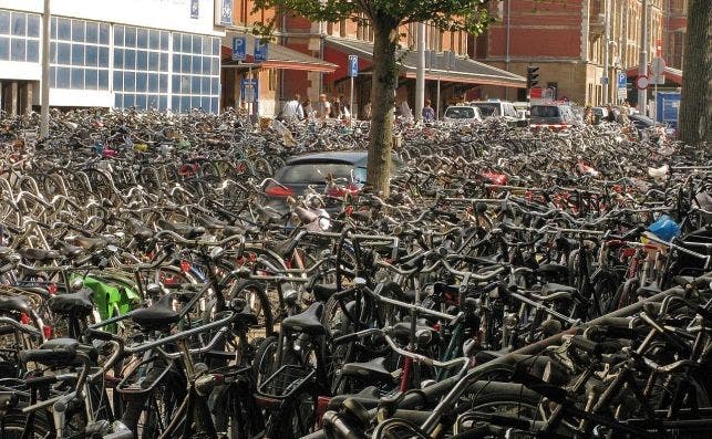 Algunas calles de diferentes ciudades de Europa presentan casos de exceso de bicicletas como este. 