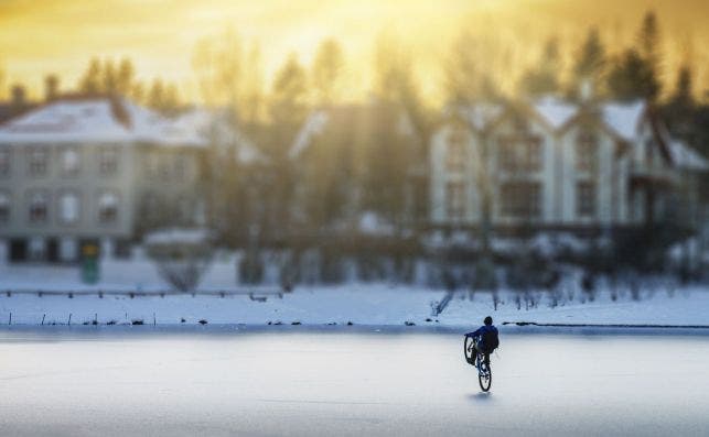 El lago TjoÌˆrnin es un punto estrategico para patinar e ir en bicicleta. Foto: Ragnar Th. | Visit Reykjavik.