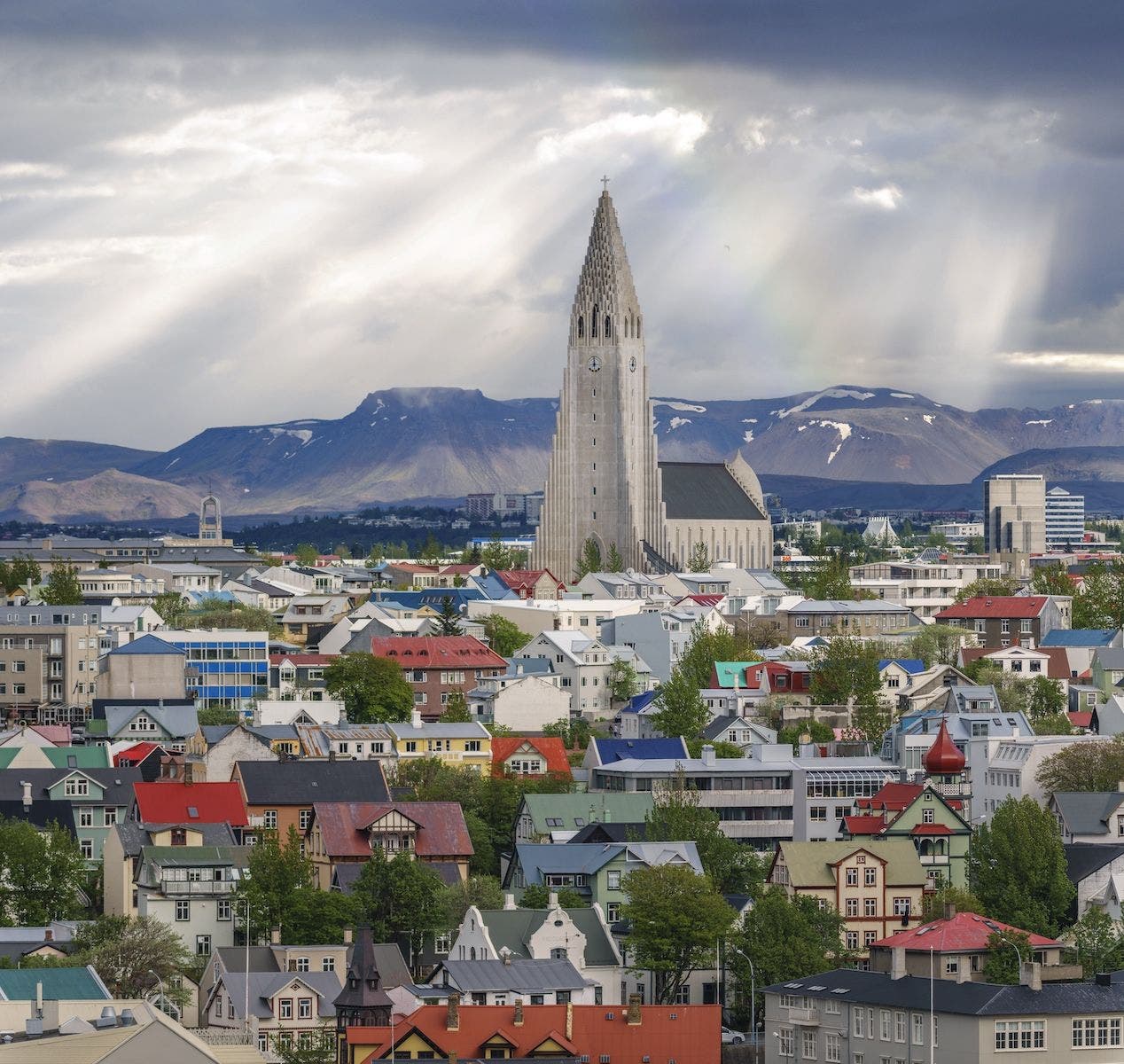 La iglesia HallgriÌmskirkja domina la perspectiva de Reikiavik. Foto: Ragnar Th. | Visit Reykjavik.