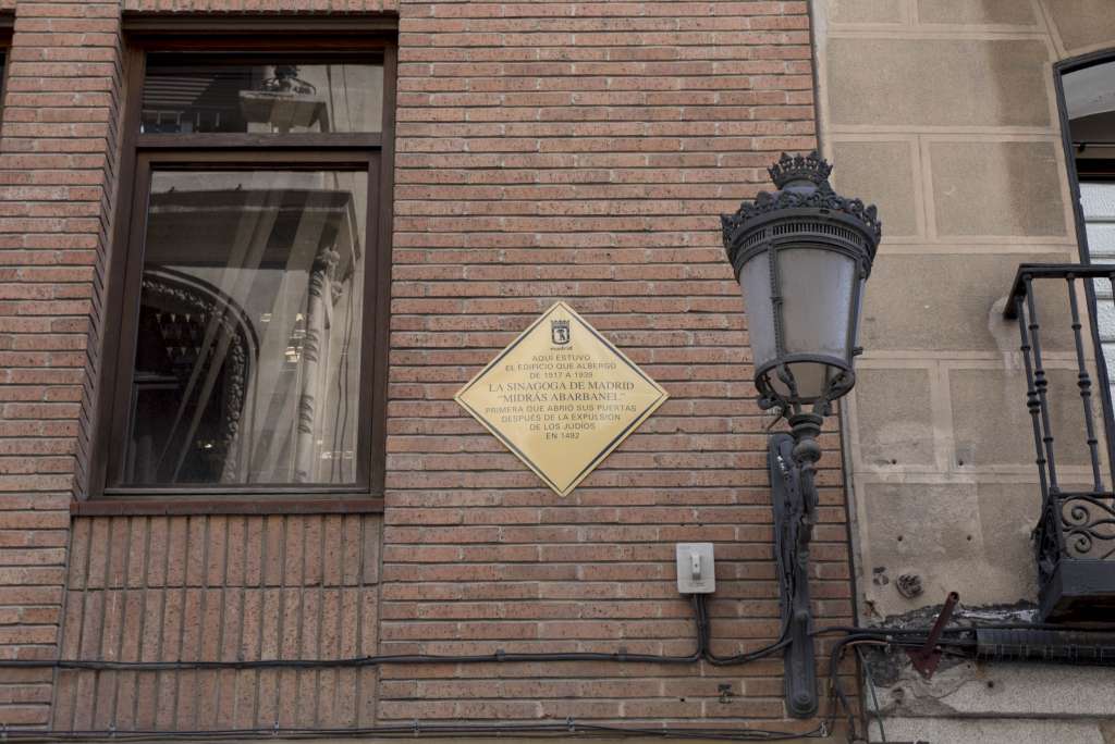 Placa conmemorativa de la primera sinagoga tras la expulsión. Foto Felipe Hernández.
