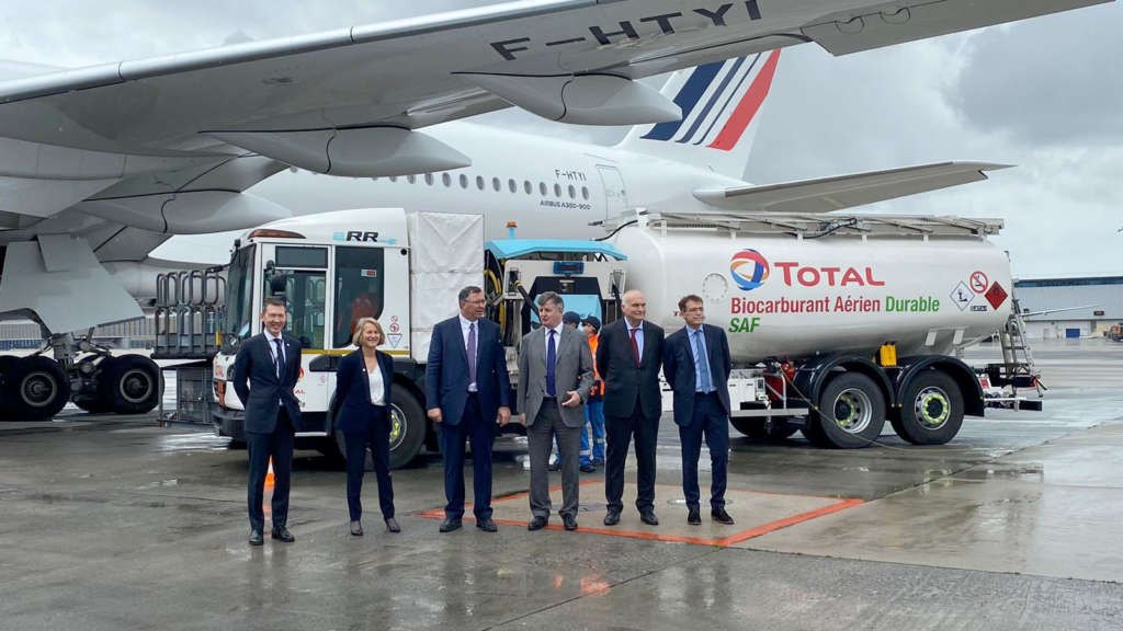 Las autoridades de las empresas que promovieron el vuelo con biocombustible. Foto Air France