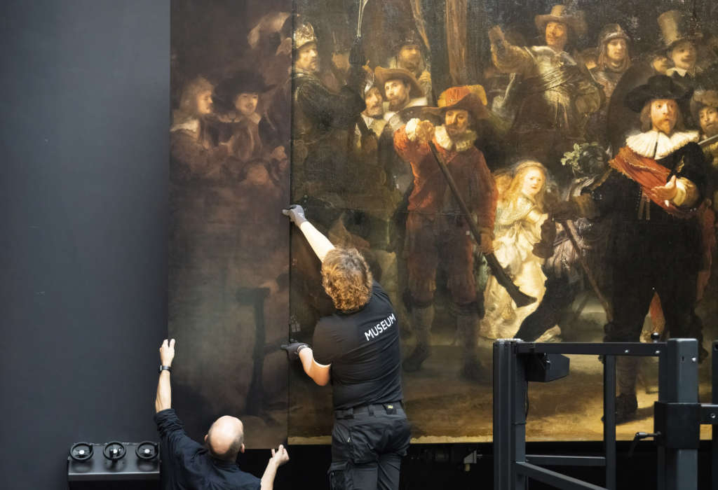 Aunque forma parte del imaginario colectivo, la obra maestra del pintor neerlandés Rembrandt van Rijn Ronda de noche o La ronda nocturna no es exactamente como pensábamos. Pintada entre 1640 y 1642 y expuesta en la colección permanente del Rijksmuseum de Ámsterdam, fue recortada en 1715 y desde entonces ha estado incompleta.