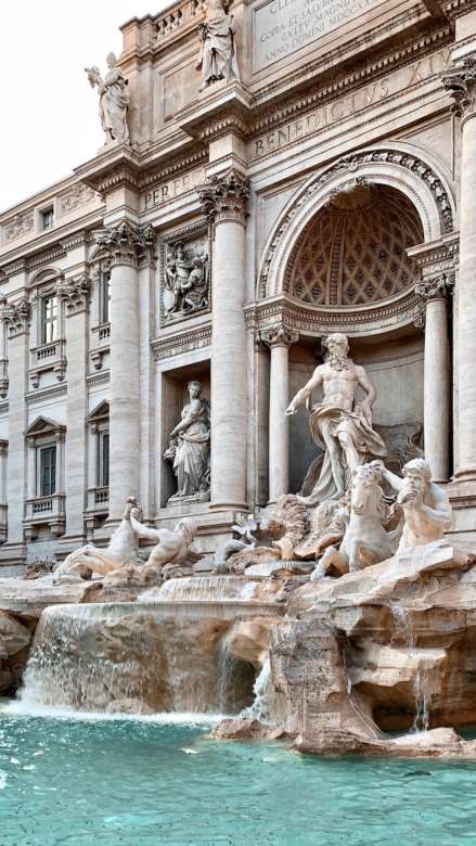 In un paese come l'Italia dove si possono vedere sculture romane provenienti da castelli, capolavori dell'arte gotica, palazzi rinascimentali e fontane barocche, è impossibile scegliere il meglio compreso dai monumenti più belli.